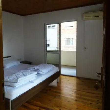 Buff Hostel Τίρανα