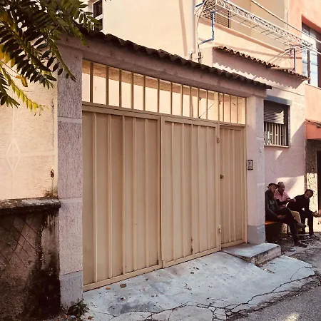 Buff Hostel Τίρανα